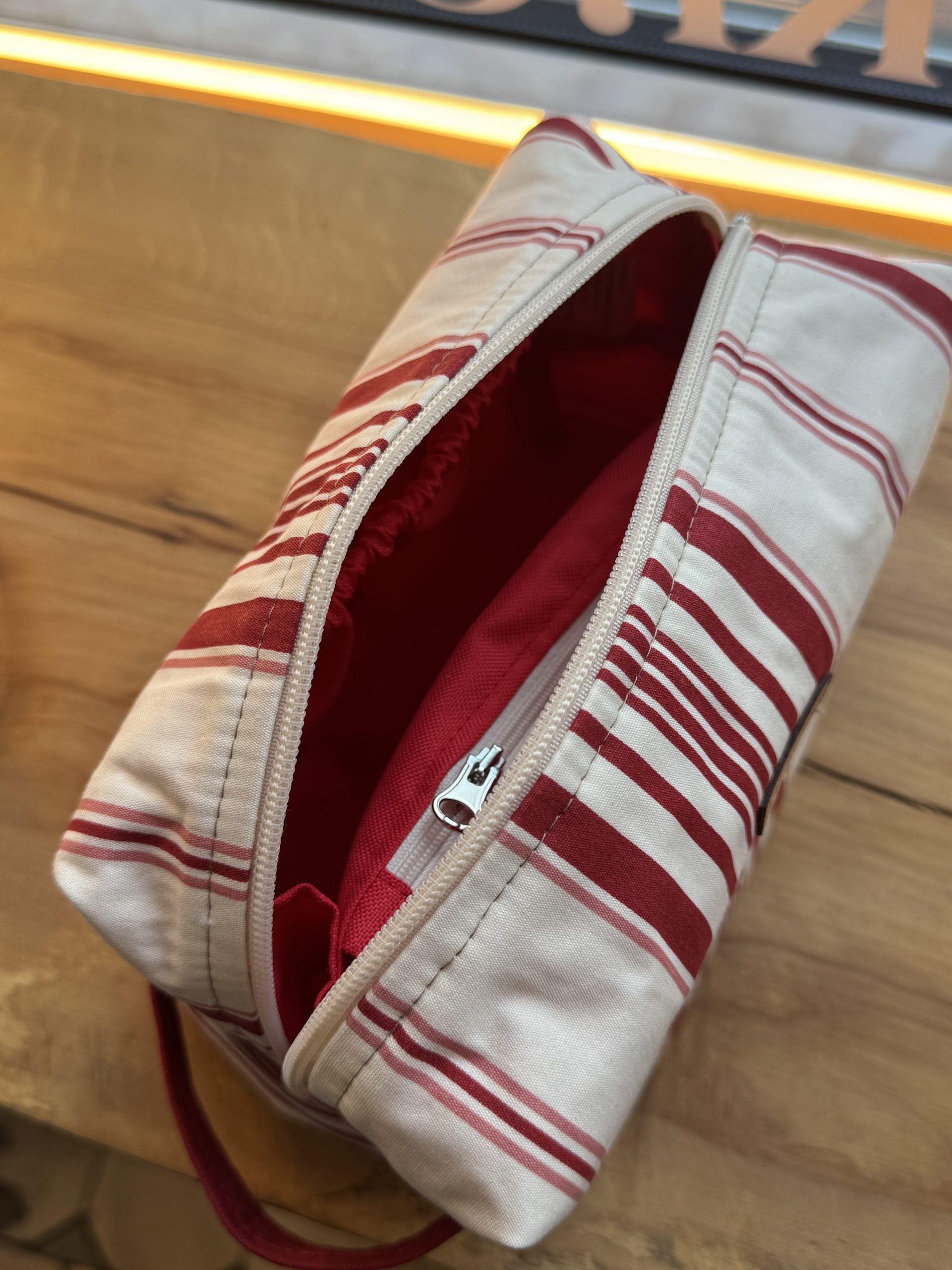 kosmetyczka red stripes - obrazek 2