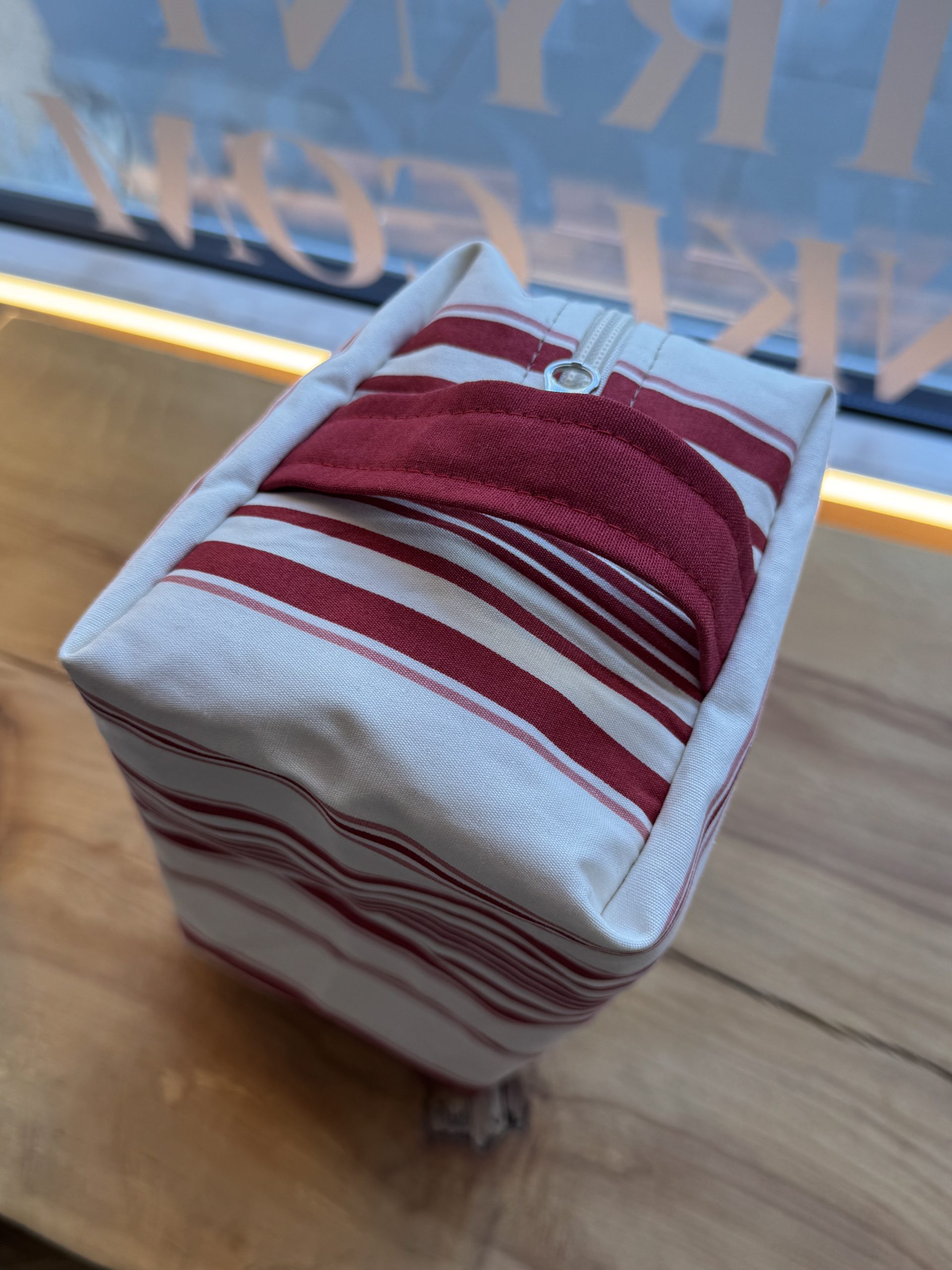 kosmetyczka red stripes - obrazek 3