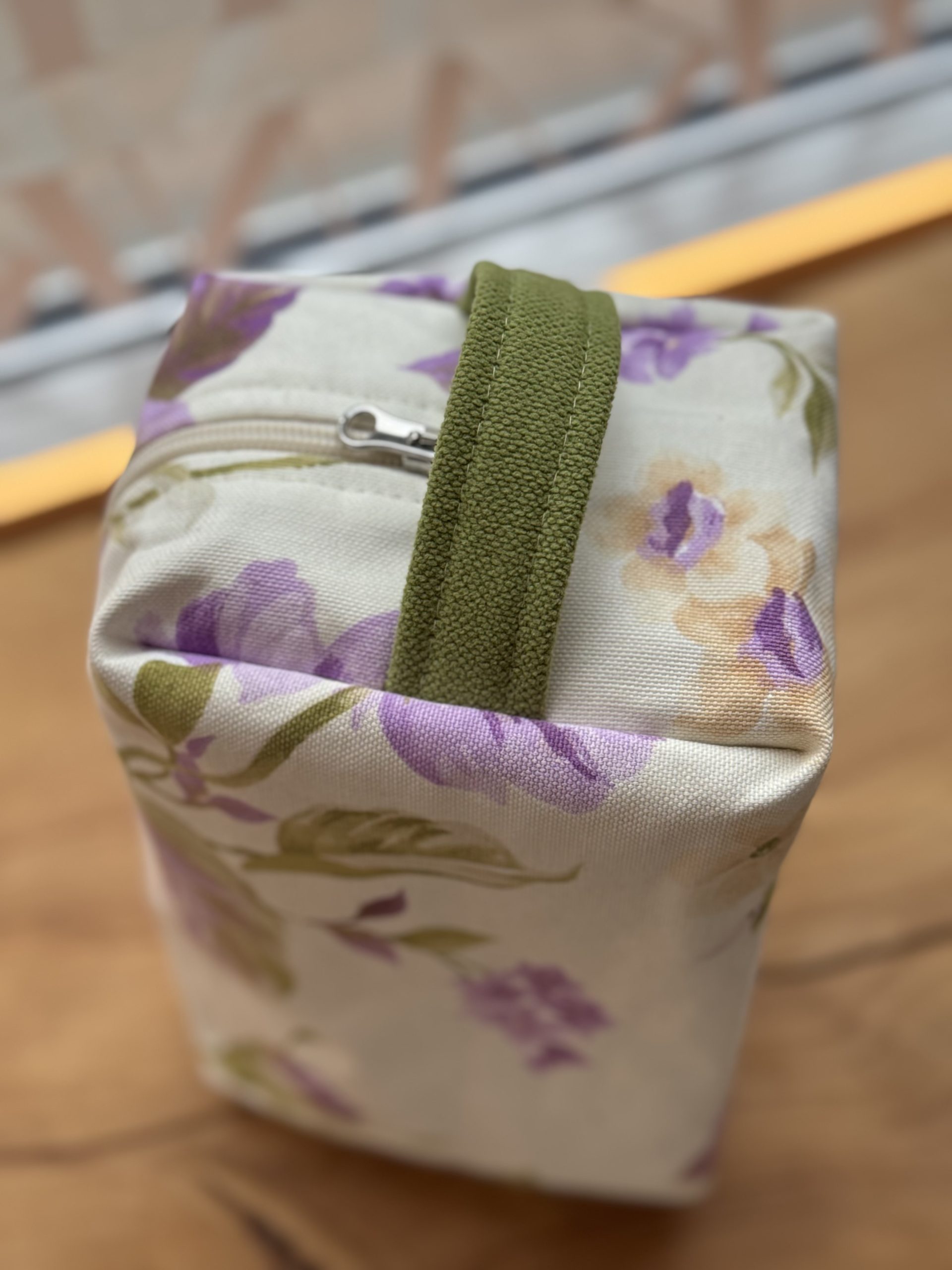 kosmetyczka fioletowa - obrazek 3