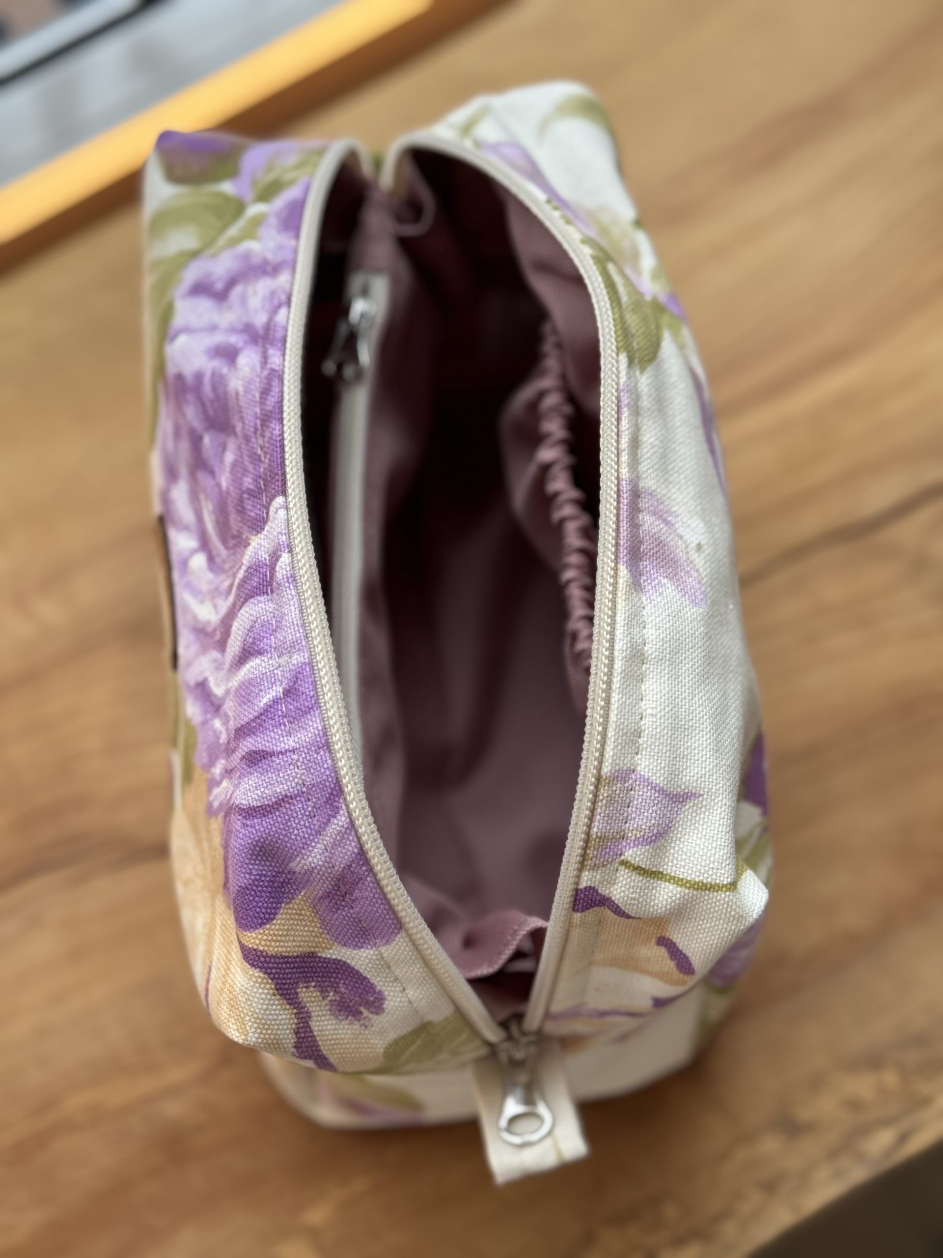 kosmetyczka fioletowa - obrazek 2